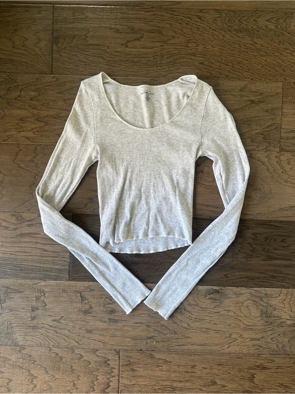 Brandy Melville-Light Gray Long-Sleeve Scoop Neck Cropped Top - Women